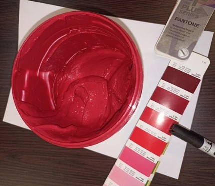 Proces mieszania farby dla konkretnego koloru