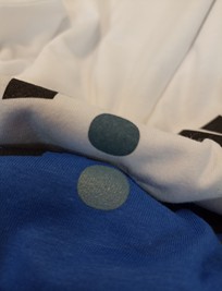 Porównanie nadruku pantone na ciemnej i jasnej tkaninie. Przykład 1