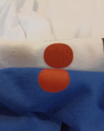 Porównanie nadruku pantone na ciemnej i jasnej tkaninie. Przykład 2