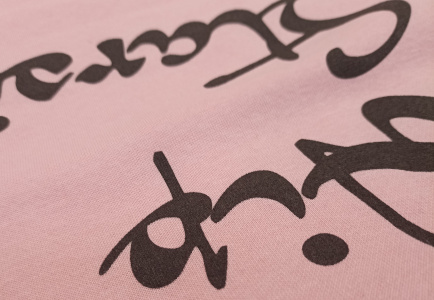 Ciepła różowa bluza-kangur z kapturem. Czarny logotyp hip-stersi.