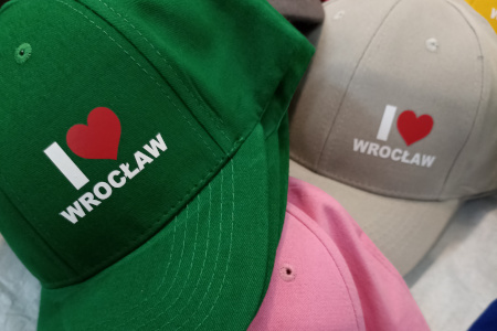 Stylowa czapka z daszkiem z motywem i ❤️ wrocław. Trwały i wyrazisty nadruk transferowy.