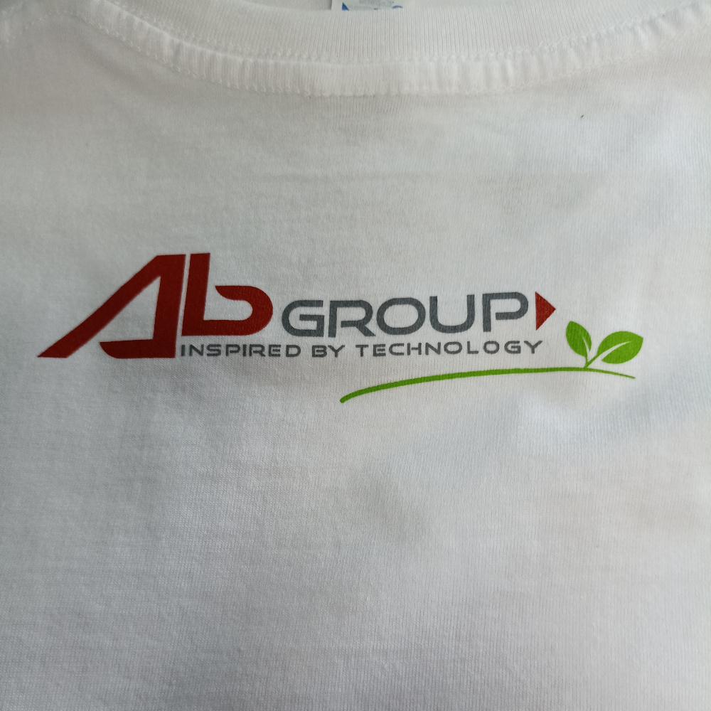 Precyzyjny nadruk logo AB na czarnej koszulce