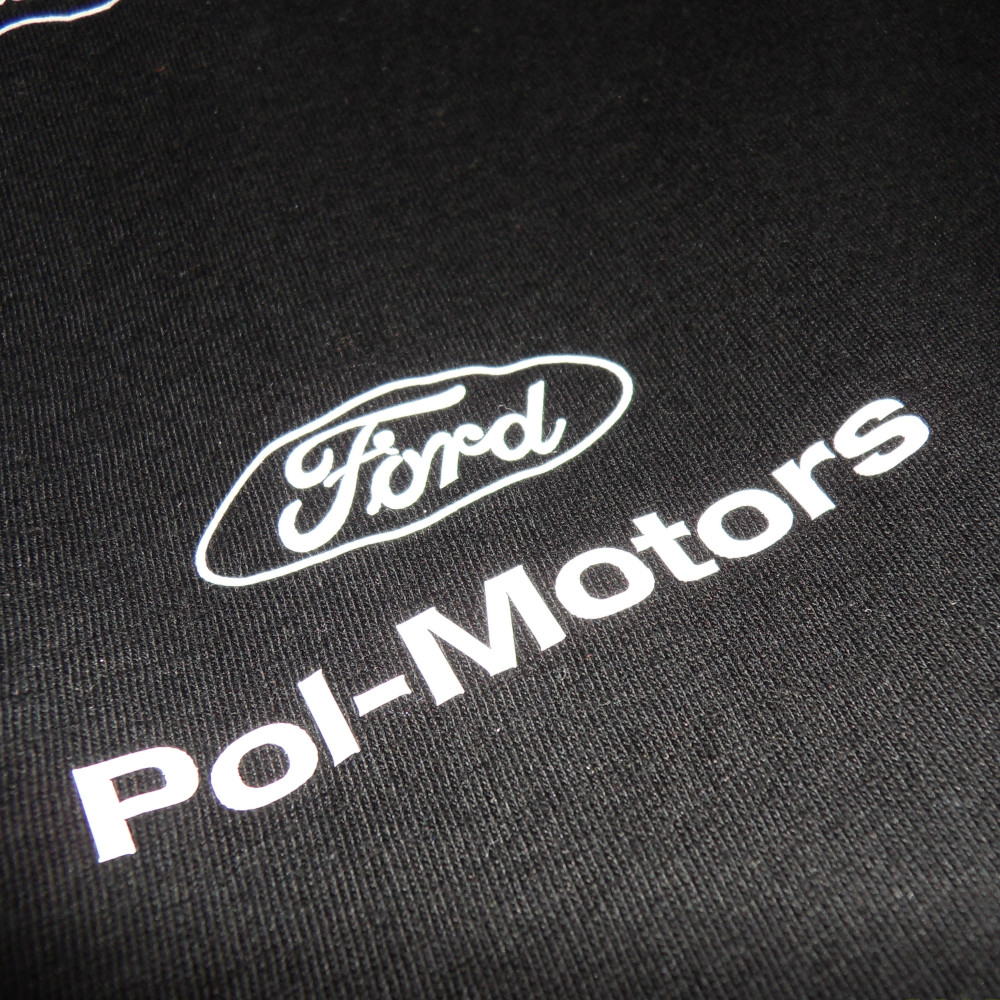 Logotyp Polmotors naniesiony na odzież pracowniczą