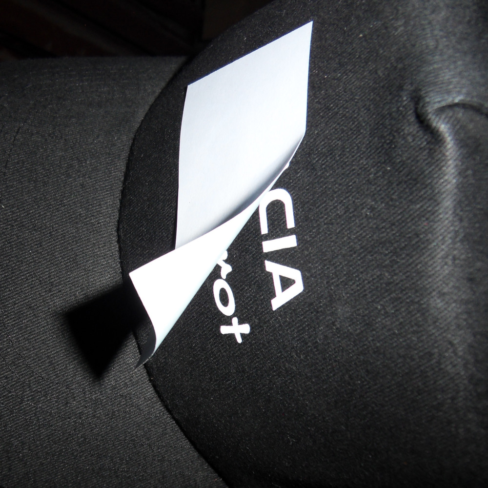 Personalizowana czapka z daszkiem z logo Dacia - metoda znakowania transfer sitodrukowy