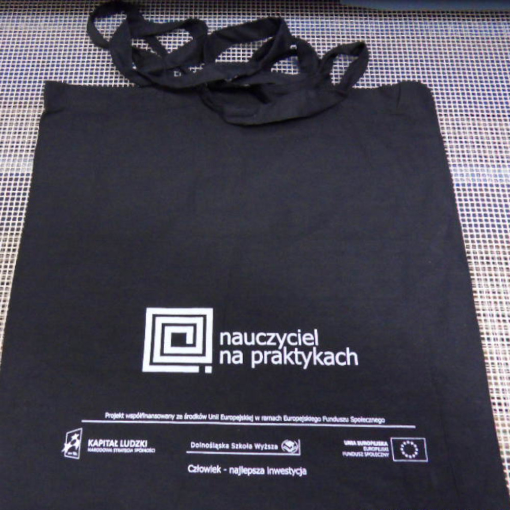 Ekologiczna czarna torba bawełniana z białym nadrukiem logo na konferencje