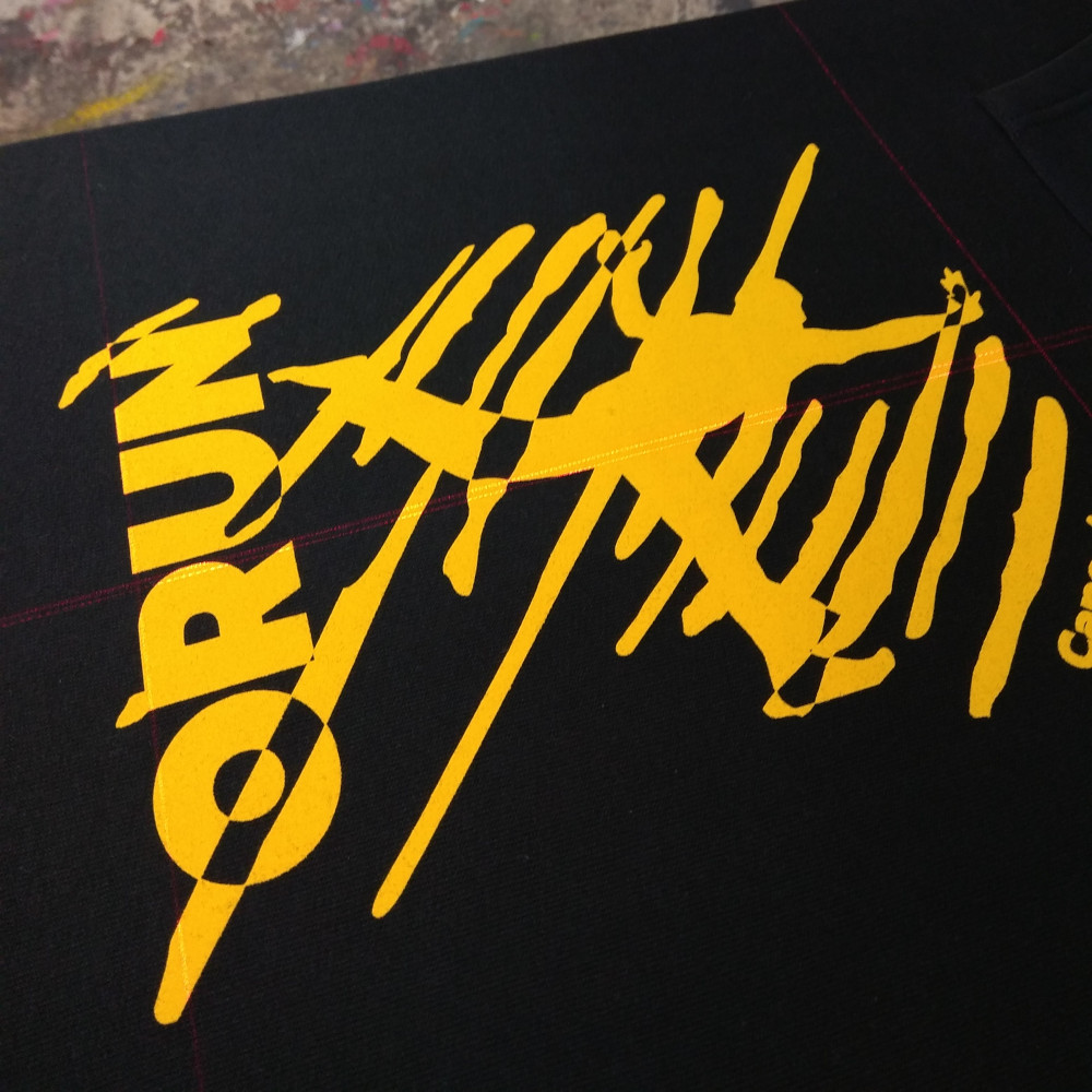 Graficzny nadruk Orun na szarej bluzie typu hoodie