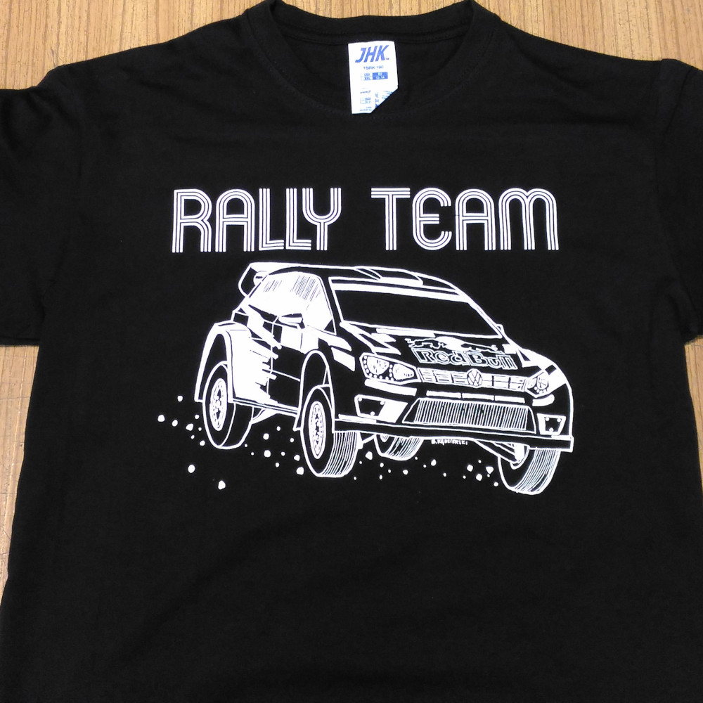 Nadruk z motywem WRC na odzieży dla fanów motoryzacji