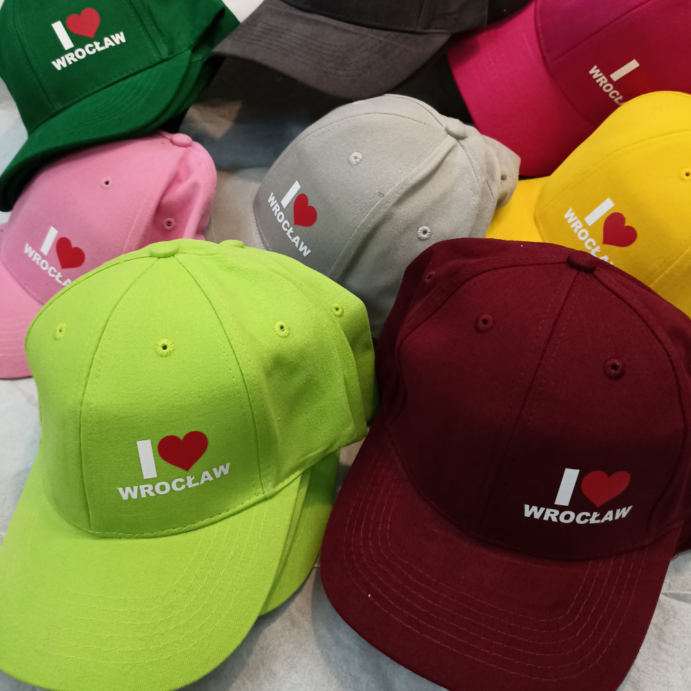 Seria czapek z daszkiem z nadrukami reklamowymi I Love Wrocław