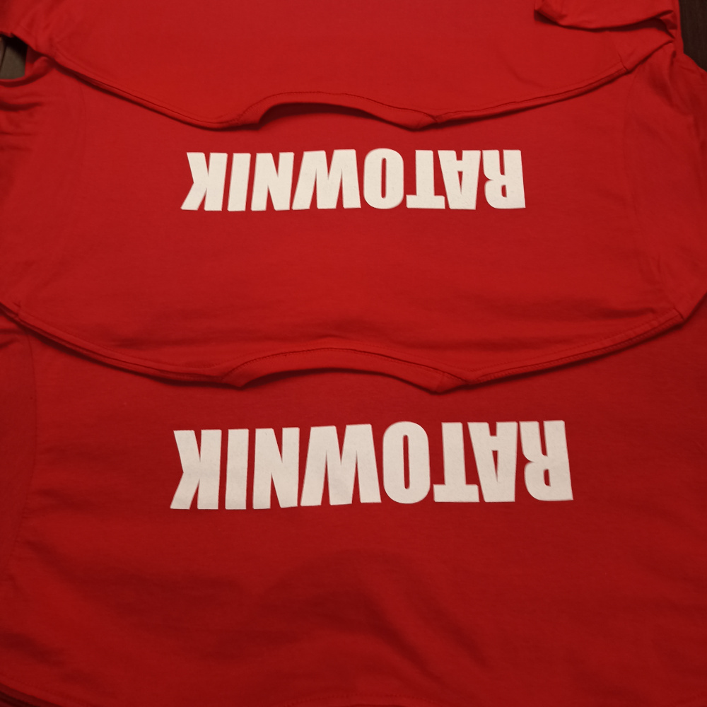 Biały napis Ratownik na czerwonym T-shircie - odzież dla kadr