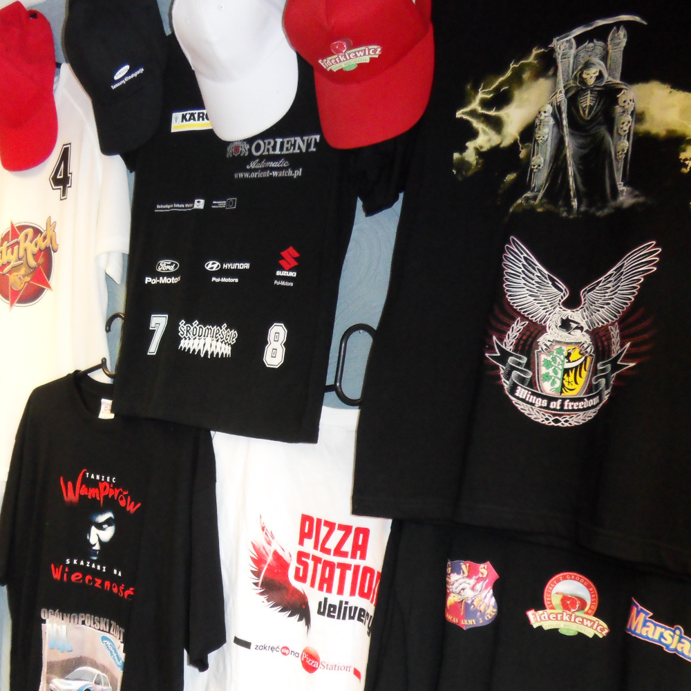 Zestawienie różnych realizacji nadruków na ubraniach