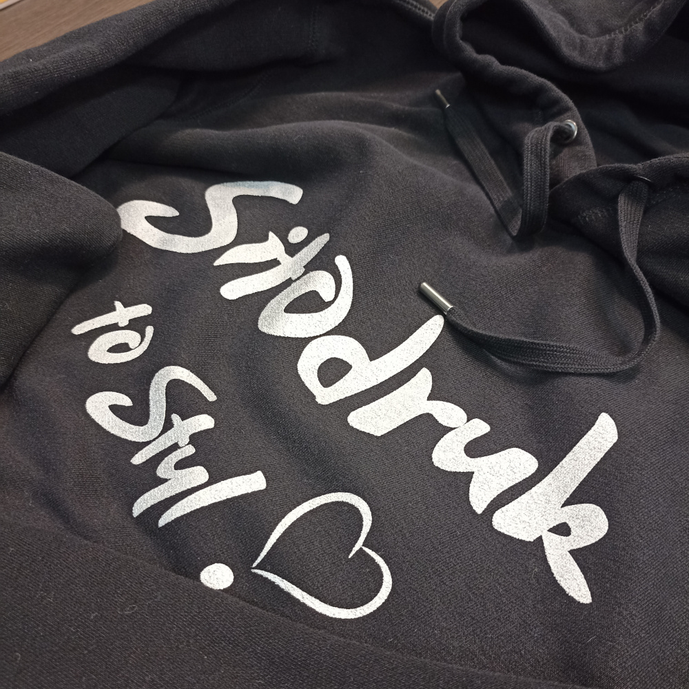 Metalizowany srebrny nadruk na ciemnym materiale - sitodruk to styl