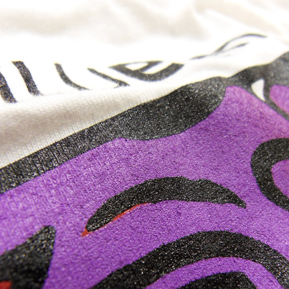 Wielokolorowy, skomplikowany nadruk na koszulce