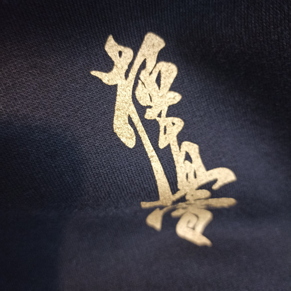 Detale złotego nadruku na ciemnym materiale