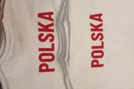 Wysokiej jakości koszulka ze ściągaczem. Z soczystym czerwonym nadrukiem dla drużyny sportowej.