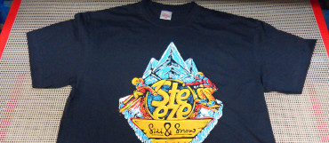 Wielokolorowy nadruk na T-shircie - technika sitodruku. Trwałe i nasycone barwy z przejściami tonalnymi.