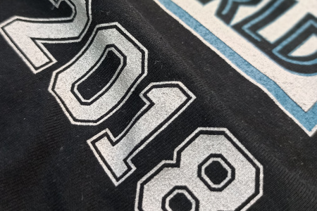 Czarna bluza kangur z nadrukiem srebrnym metalicznym