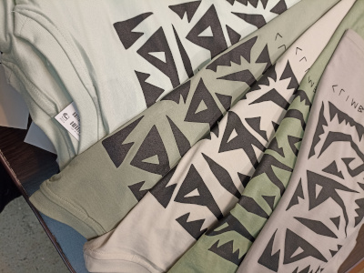 Personalizowane koszulki bawełniane w kolorach pastelowych z czarnym nadrukiem graficznym - realizacja sitodruk